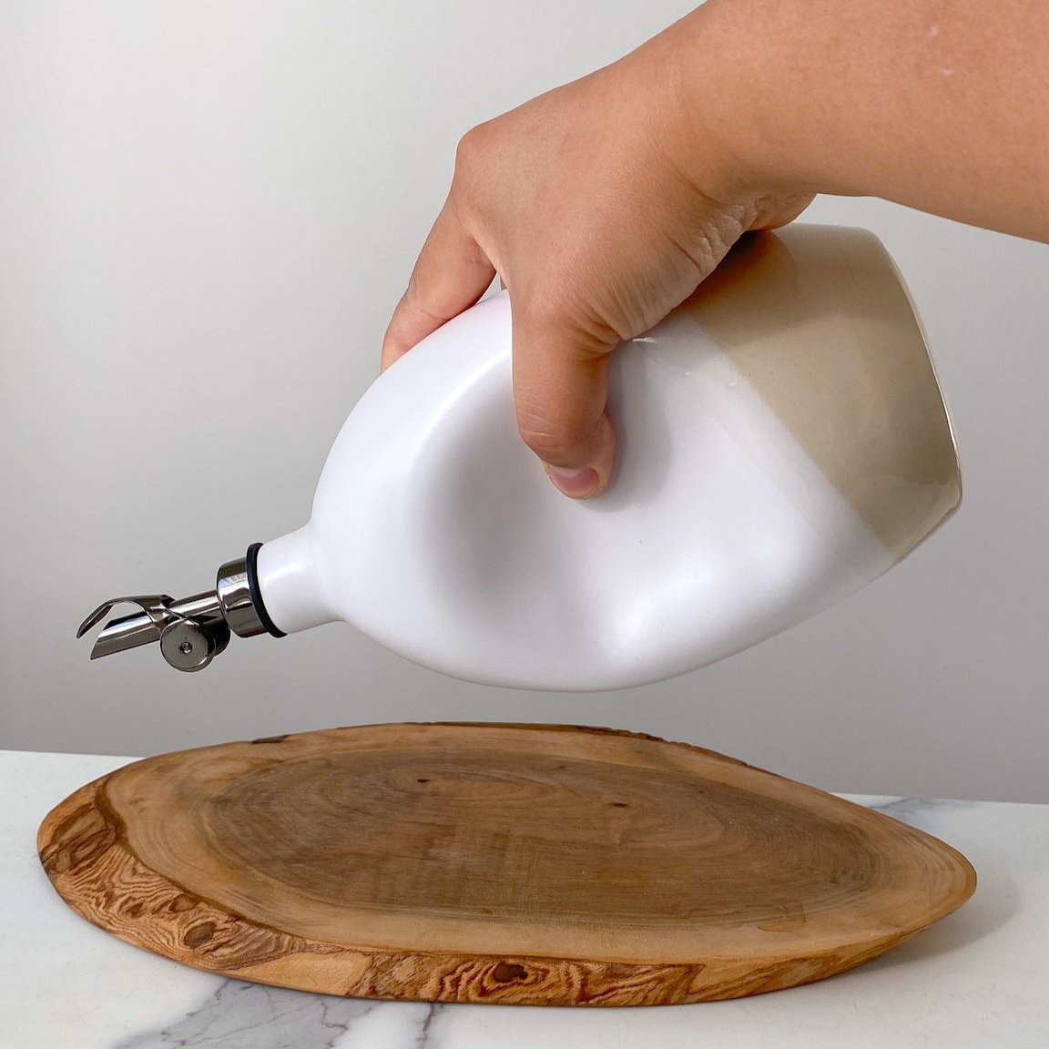 Pinched Neutral Oil Pourer